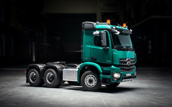 Mercedes Arocs 3-axle semitrailer tractor with all-wheel drive