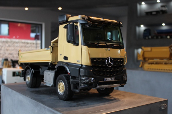 Mercedes Arocs 2-axle three-way tipper without all-wheel drive