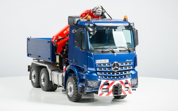 Mercedes Arocs 3-axle tractor unit with Palfinger loading crane PK 23002-SH