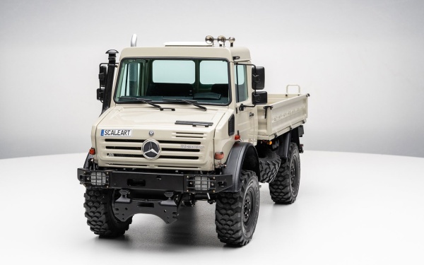 Mercedes Unimog with flatbed functional model with front hydraulics