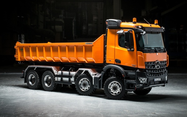 Mercedes Arocs 4-axle roll-off tipper Meiller with all-wheel drive