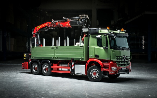 Mercedes Arocs 3-axle construction material train with PALFINGER rear loading crane
