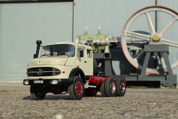Mercedes Rundhauber 3-axle tractor unit ready-built model